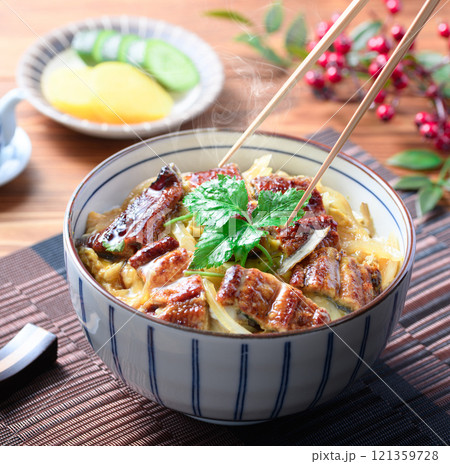 うな玉丼 (ふわっふわのうなぎに卵が絡まってご飯が進みます) うな玉丼 (ふわっふわのうなぎに卵が絡まってご飯が進みます) 121359728