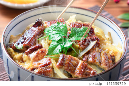 うな玉丼 (ふわっふわのうなぎに卵が絡まってご飯が進みます) うな玉丼 (ふわっふわのうなぎに卵が絡まってご飯が進みます) 121359729