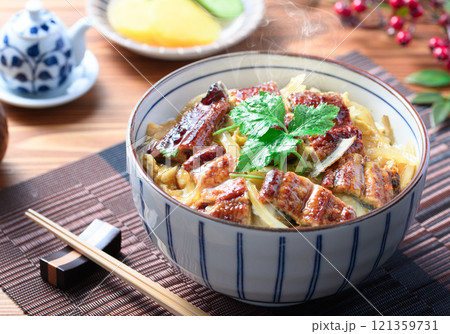 うな玉丼 (ふわっふわのうなぎに卵が絡まってご飯が進みます) うな玉丼 (ふわっふわのうなぎに卵が絡まってご飯が進みます) 121359731