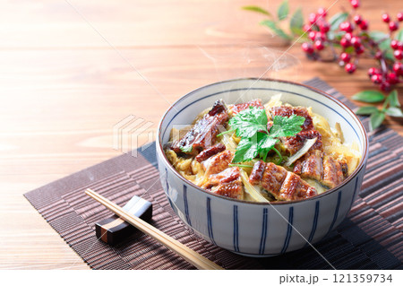 うな玉丼 （ふわっふわのうなぎに卵が絡まってご飯が進みます） 121359734