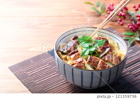 うな玉丼 (ふわっふわのうなぎに卵が絡まってご飯が進みます) うな玉丼 (ふわっふわのうなぎに卵が絡まってご飯が進みます) 121359736