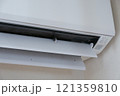 ホコリとカビで汚れたエアコンの吹き出し口 121359810