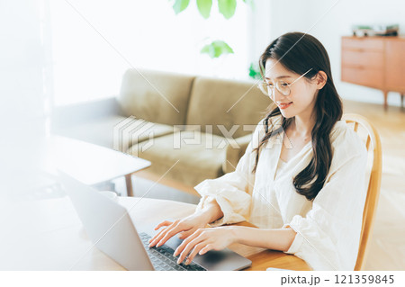 自宅でパソコンを使う女性 121359845