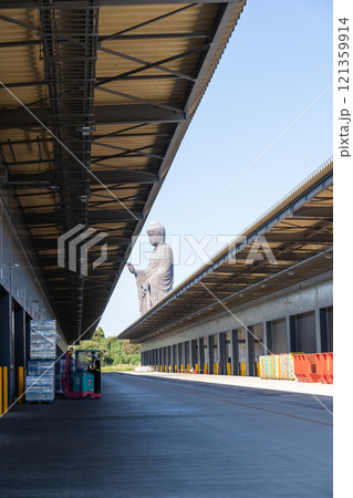 倉庫と牛久大仏 倉庫と牛久大仏 121359914