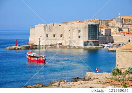 ドゥブロブニクにあるアドリア海に面したとても美しいビーチの風景 121360025