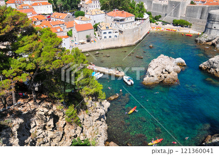 ドゥブロブニクにあるアドリア海に面したとても美しいビーチの風景 121360041