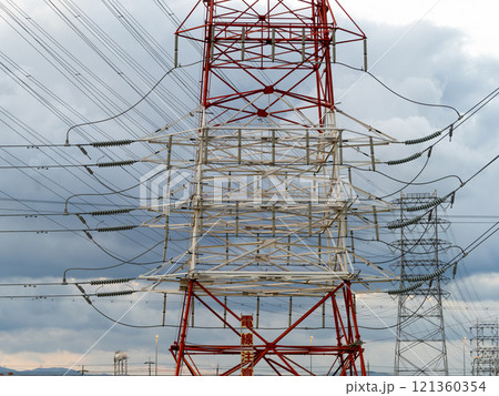 送電鉄塔のクローズアップ 121360354