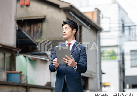建物の前に立つビジネスマン 121360435