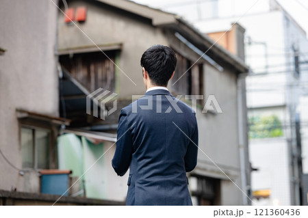 建物の前に立つビジネスマン 121360436
