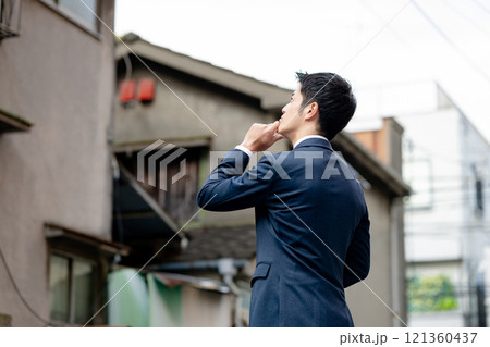 建物の前に立つビジネスマン 121360437