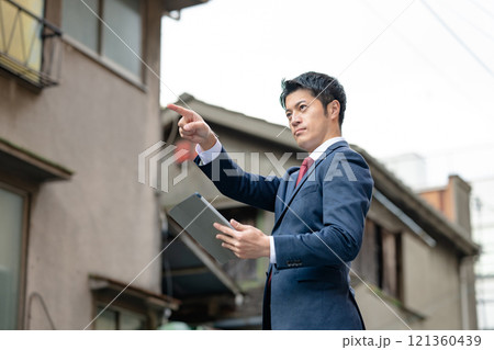 建物の前に立つビジネスマン 建物の前に立つビジネスマン 121360439