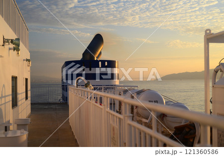 朝焼の淡路島とフェリーボートのファンネル-3 121360586