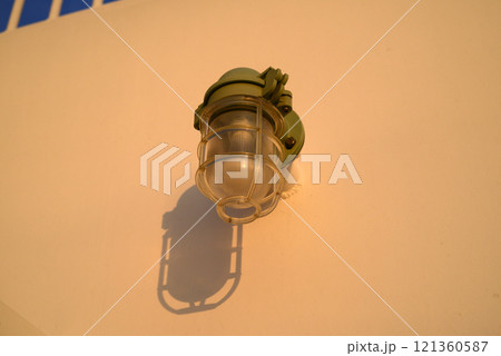 朝日に染まるフェリーボートの船舶照明-2 121360587