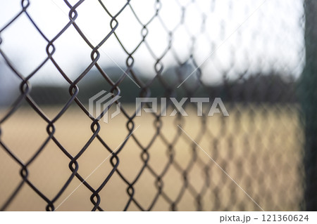 フェンス越しの野球場 公園 フェンス 12月 素材 フェンス越しの野球場 公園 フェンス 12月 素材 121360624
