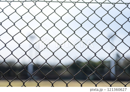 フェンス越しの野球場 公園 フェンス 12月 素材 フェンス越しの野球場 公園 フェンス 12月 素材 121360627