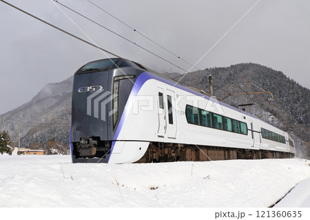 大糸線　冬の白馬山麓を行く特急あずさ 121360635