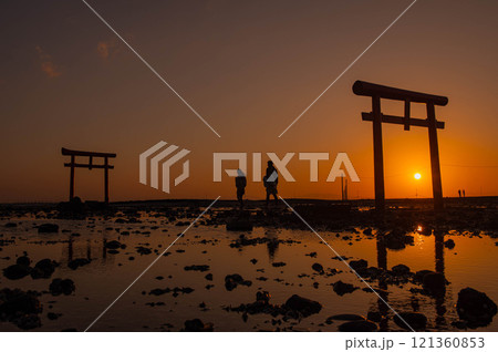 大魚神社の海中鳥居と日の出 大魚神社の海中鳥居と日の出 121360853