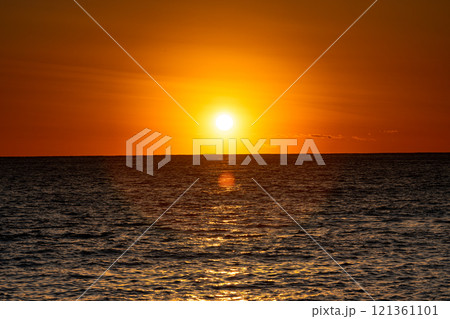 海に沈む夕日 海に沈む夕日 121361101