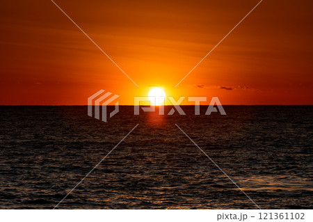 海に沈む夕日 121361102