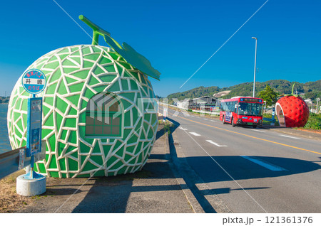 フルーツバス停のメロンとイチゴ 121361376