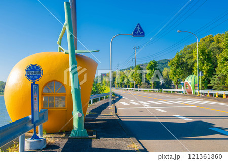 フルーツバス停のミカンとスイカ フルーツバス停のミカンとスイカ 121361860