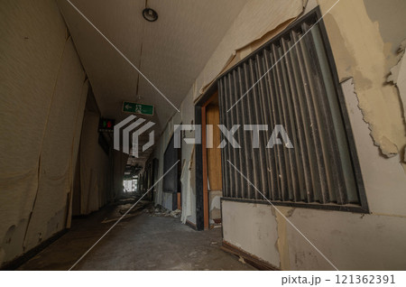 海沿いに残された廃旅館 121362391