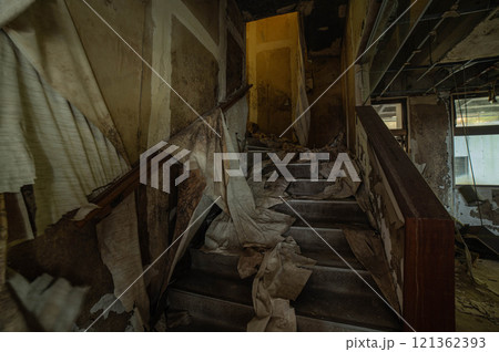 海沿いに残された廃旅館 121362393