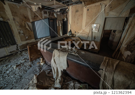 海沿いに残された廃旅館のロビー跡 121362394