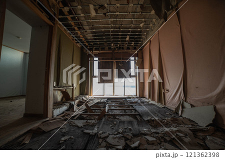 海沿いに残された廃旅館の客室跡 121362398