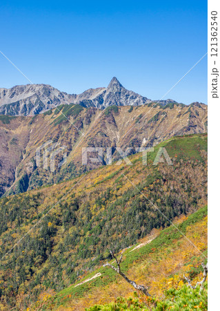 パノラマ銀座から見る喜作新道と槍ヶ岳　北アルプス　大天井岳パノラマ銀座縦走登山 121362540