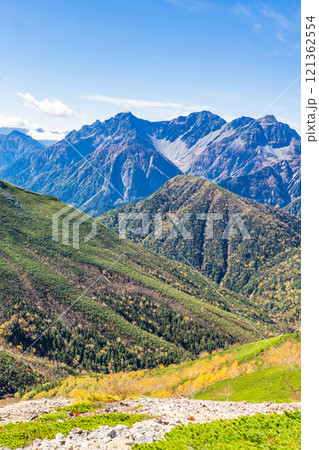 横通岳の肩から見る穂高連峰 北アルプス 大天井岳パノラマ銀座縦走登山 横通岳の肩から見る穂高連峰 北アルプス 大天井岳パノラマ銀座縦走登山 121362554