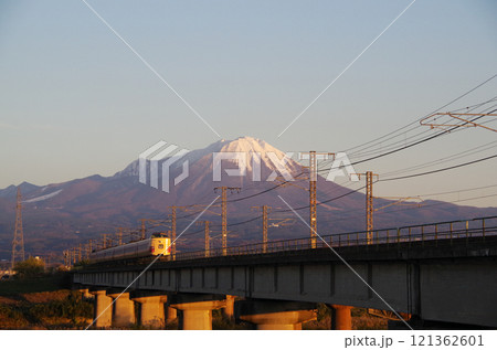 381系特急やくも(国鉄色)紅大山をバックに日野川を駆け抜ける:連続カット21/32 381系特急やくも(国鉄色)紅大山をバックに日野川を駆け抜ける:連続カット21/32 121362601