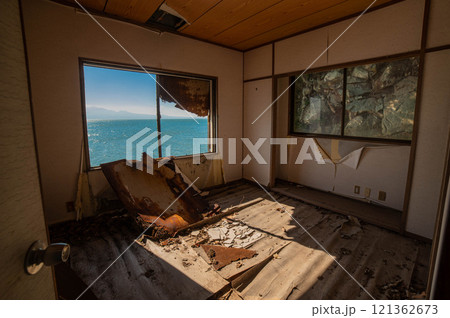 海沿いに残された廃旅館の客室跡 121362673