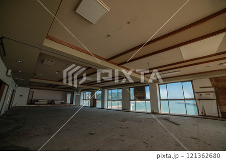 海沿いに残された廃旅館の大広間跡 121362680