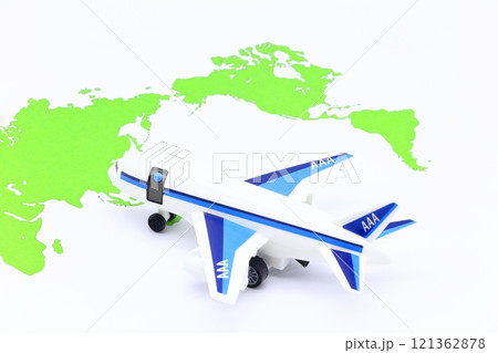 飛行機と旅行のイメージ 121362878
