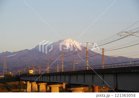 381系特急やくも(国鉄色)紅大山をバックに日野川を駆け抜ける:連続カット29/32 381系特急やくも(国鉄色)紅大山をバックに日野川を駆け抜ける:連続カット29/32 121363058
