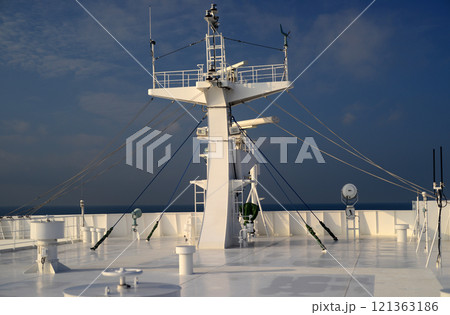 瀬戸内海航路フェリーボートのメインマスト 121363186