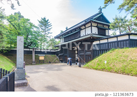 津軽氏城跡　弘前城（史跡）　三の丸追手門（重文）　青森県弘前市 121363673