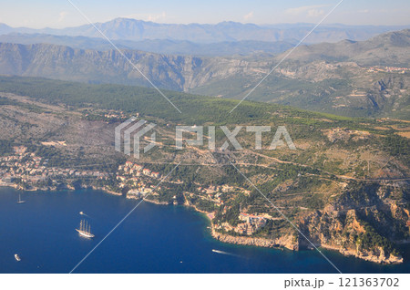 飛行機から眺めるクロアチアのドゥブロブニク周辺の美しい風景 121363702