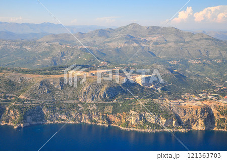 飛行機から眺めるクロアチアのドゥブロブニク周辺の美しい風景 121363703