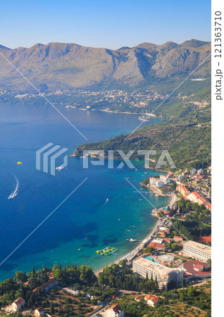 飛行機から眺めるクロアチアのドゥブロブニク周辺の美しい風景 飛行機から眺めるクロアチアのドゥブロブニク周辺の美しい風景 121363710