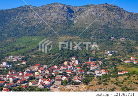 飛行機から眺めるクロアチアのドゥブロブニク周辺の美しい風景 飛行機から眺めるクロアチアのドゥブロブニク周辺の美しい風景 121363711