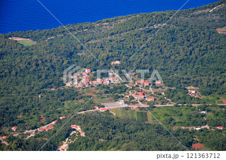 飛行機から眺めるクロアチアのドゥブロブニク周辺の美しい風景 飛行機から眺めるクロアチアのドゥブロブニク周辺の美しい風景 121363712