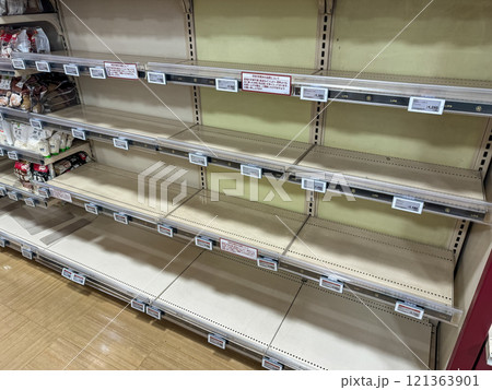 米不足　スーパーマーケット　品切れ　2024年　令和の米騒動 121363901