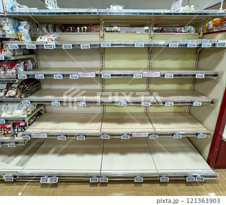 米不足 スーパーマーケット 品切れ 2024年 令和の米騒動 米不足 スーパーマーケット 品切れ 2024年 令和の米騒動 121363903