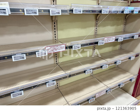 米不足　スーパーマーケット　品切れ　2024年　令和の米騒動 121363905