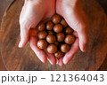 採れたての新鮮マカダミアナッツ 121364043