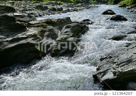 長瀞岩畳南端の小滝の瀬の流れ 長瀞岩畳南端の小滝の瀬の流れ 121364207