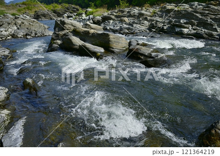 長瀞岩畳南端の小滝の瀬の流れ 121364219