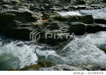 長瀞岩畳南端の小滝の瀬の流れ 121364229